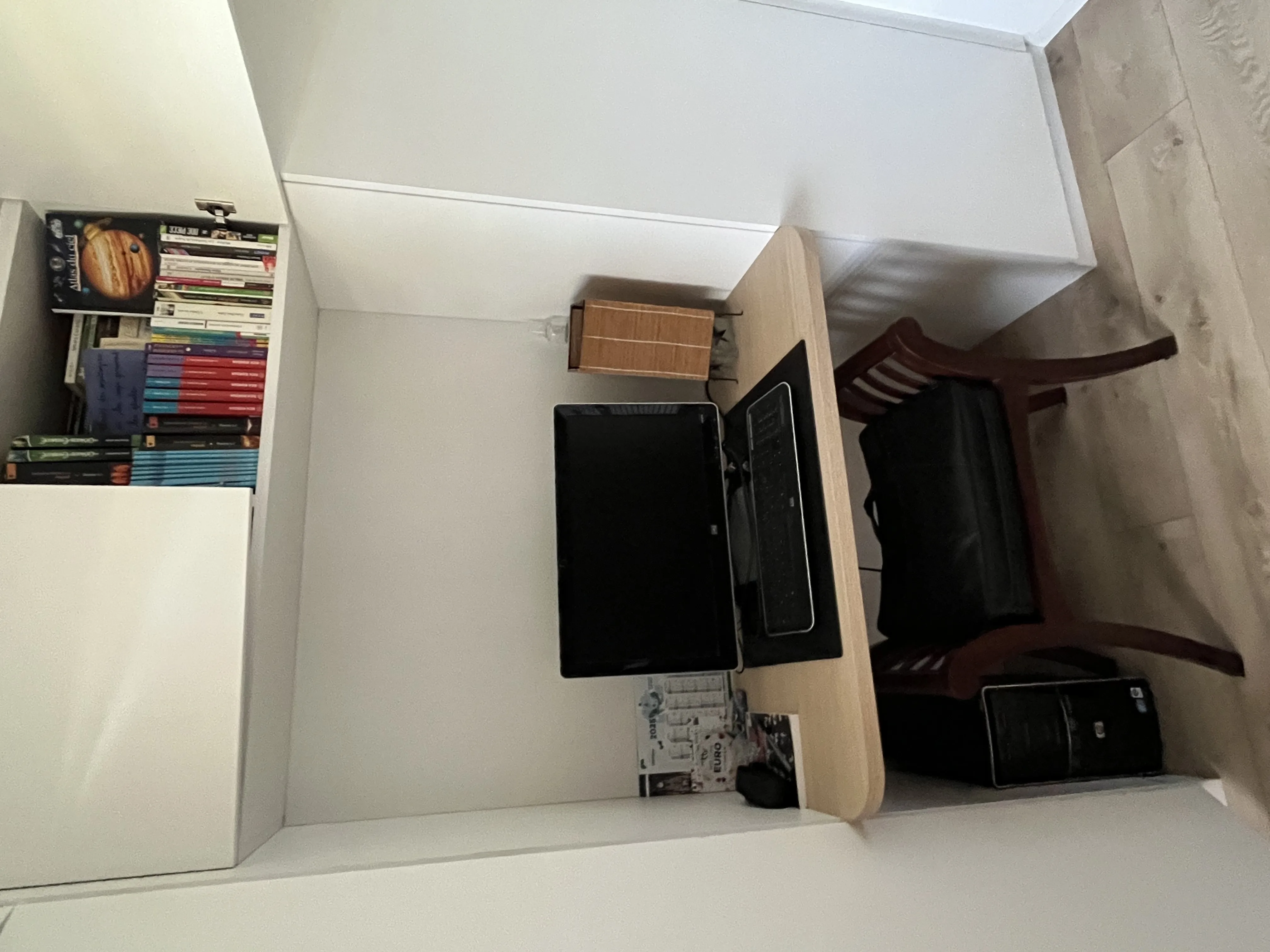 Bibliothèque fermée et bureau