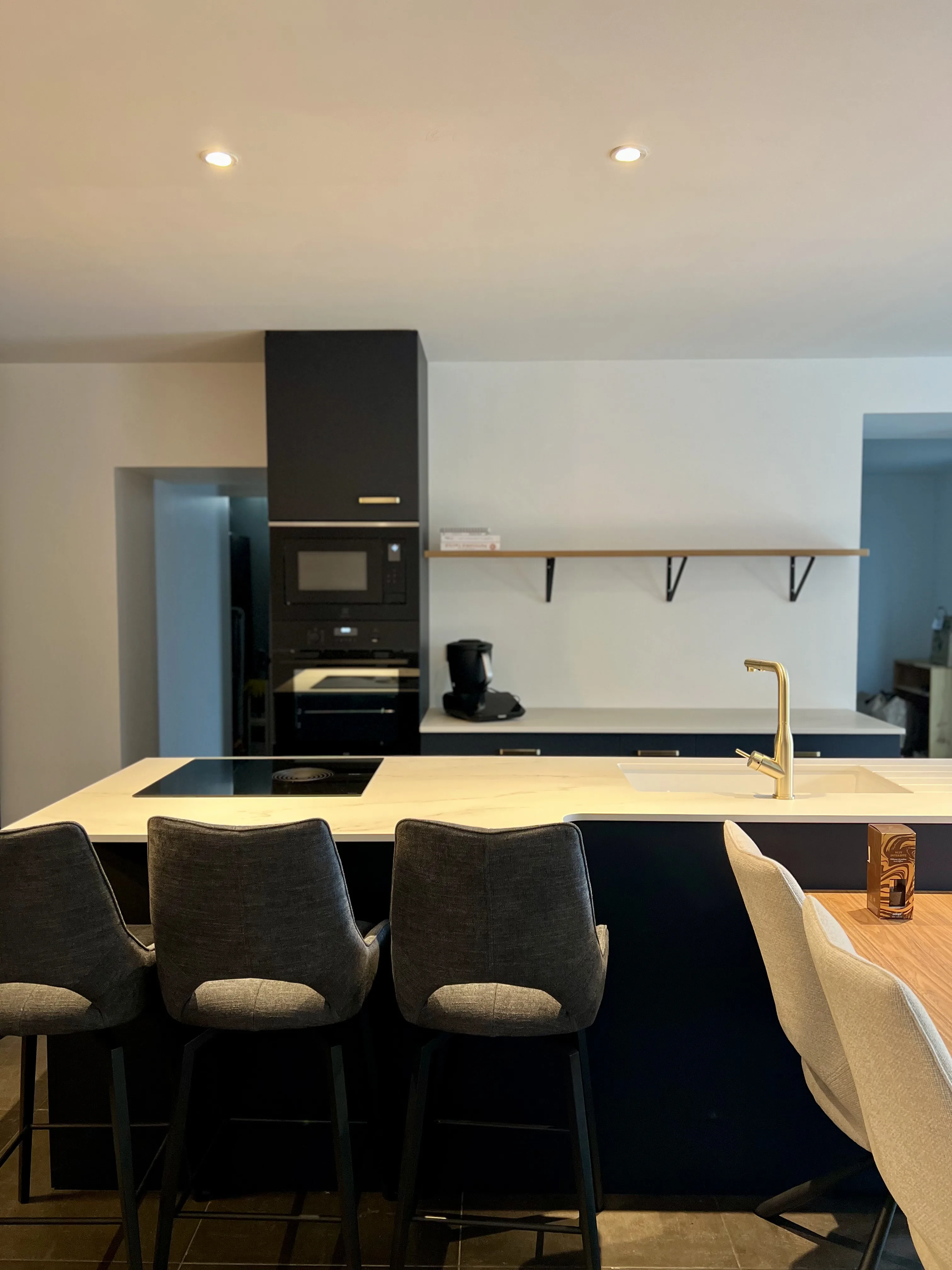 Cuisine sur mesure bleu et bois