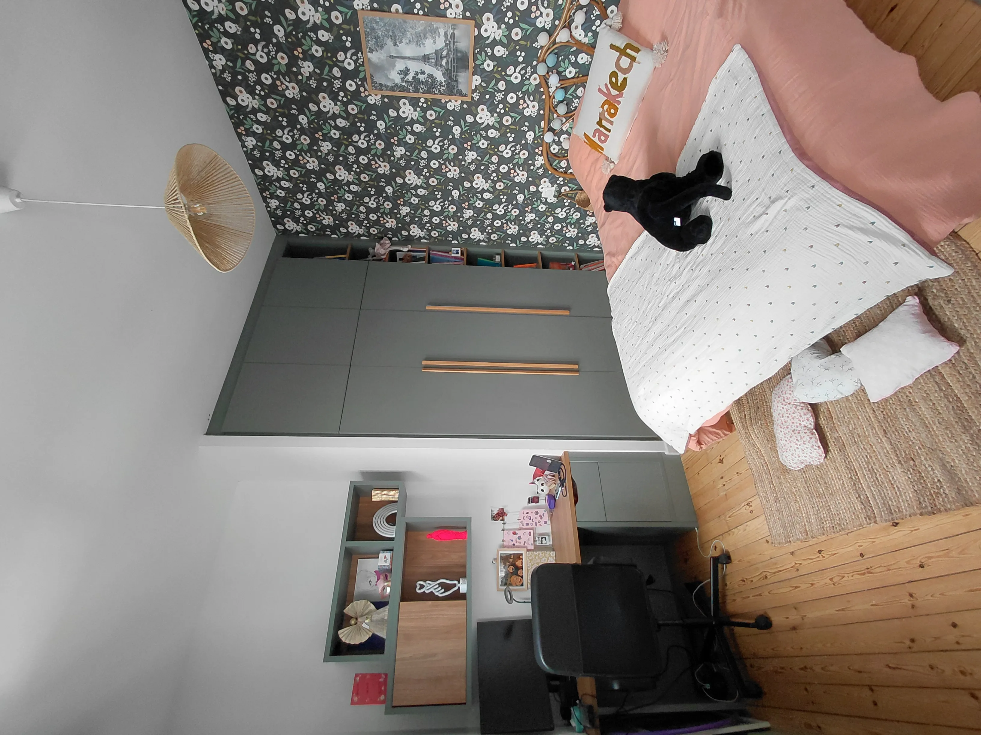 Un joli dressing et bureau pour une chambre d'adolescente!