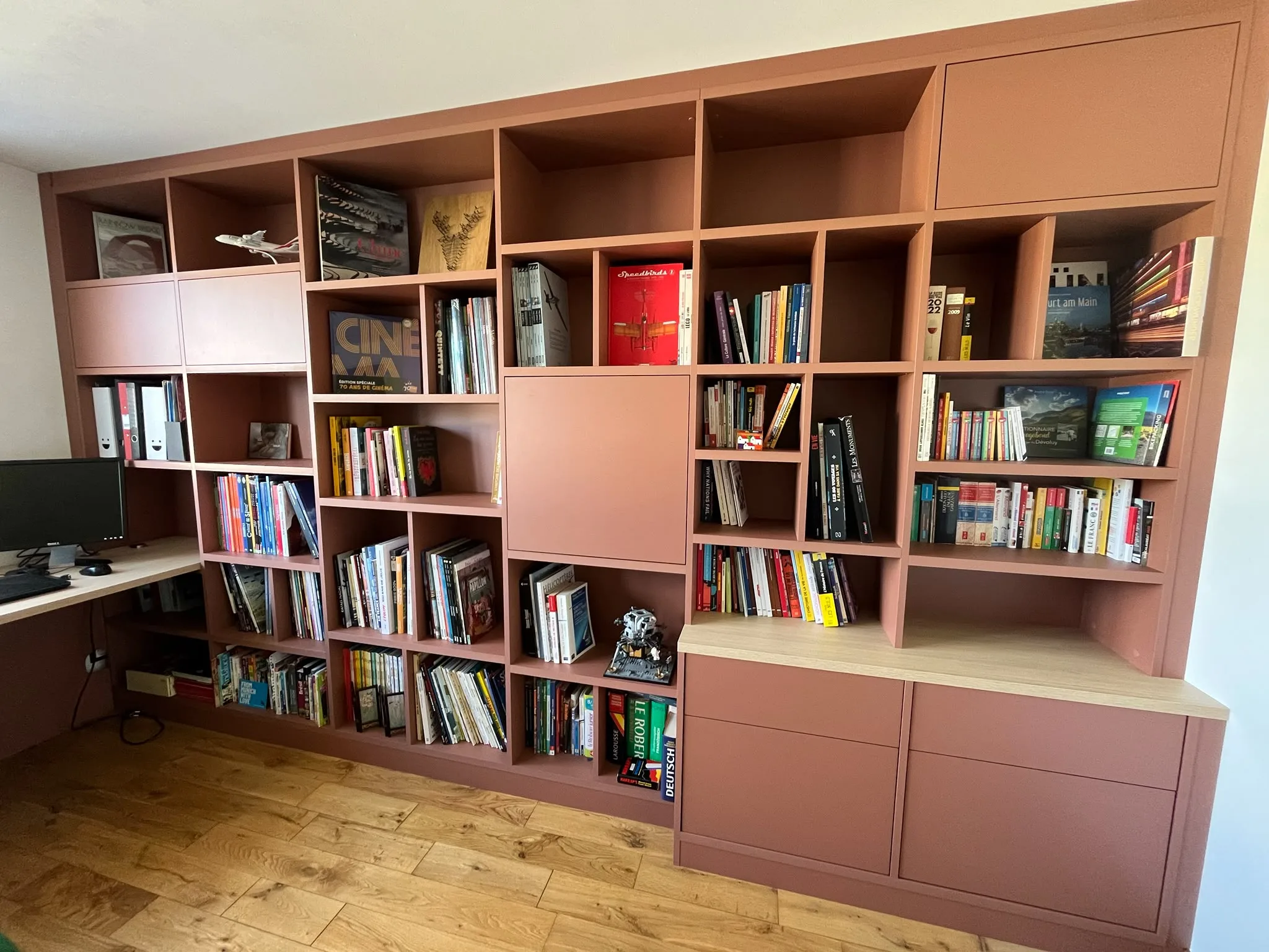 Bibliothèque et plateau bureau