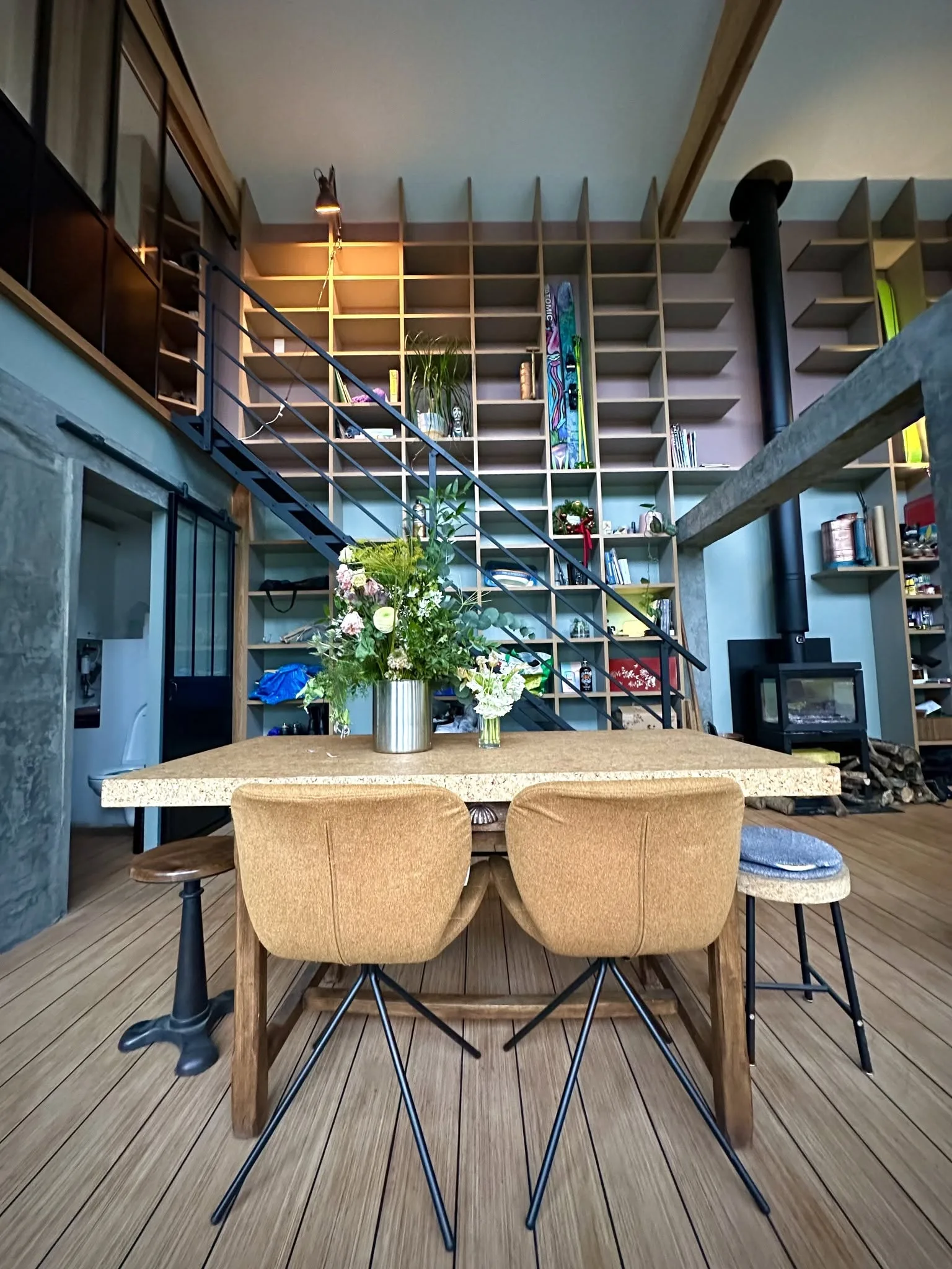 Grande bibliothèque dans un loft à Perros Guirec pour un effet waouh !