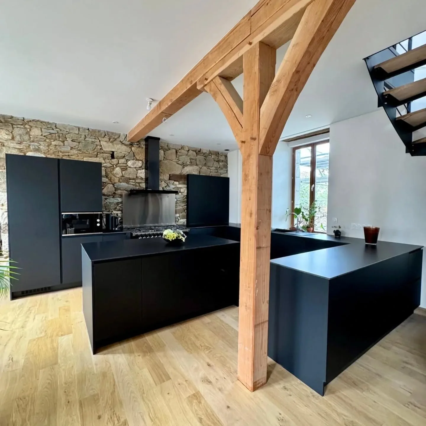 À Tréguier, le noir mat sublime cette cuisine sur mesure