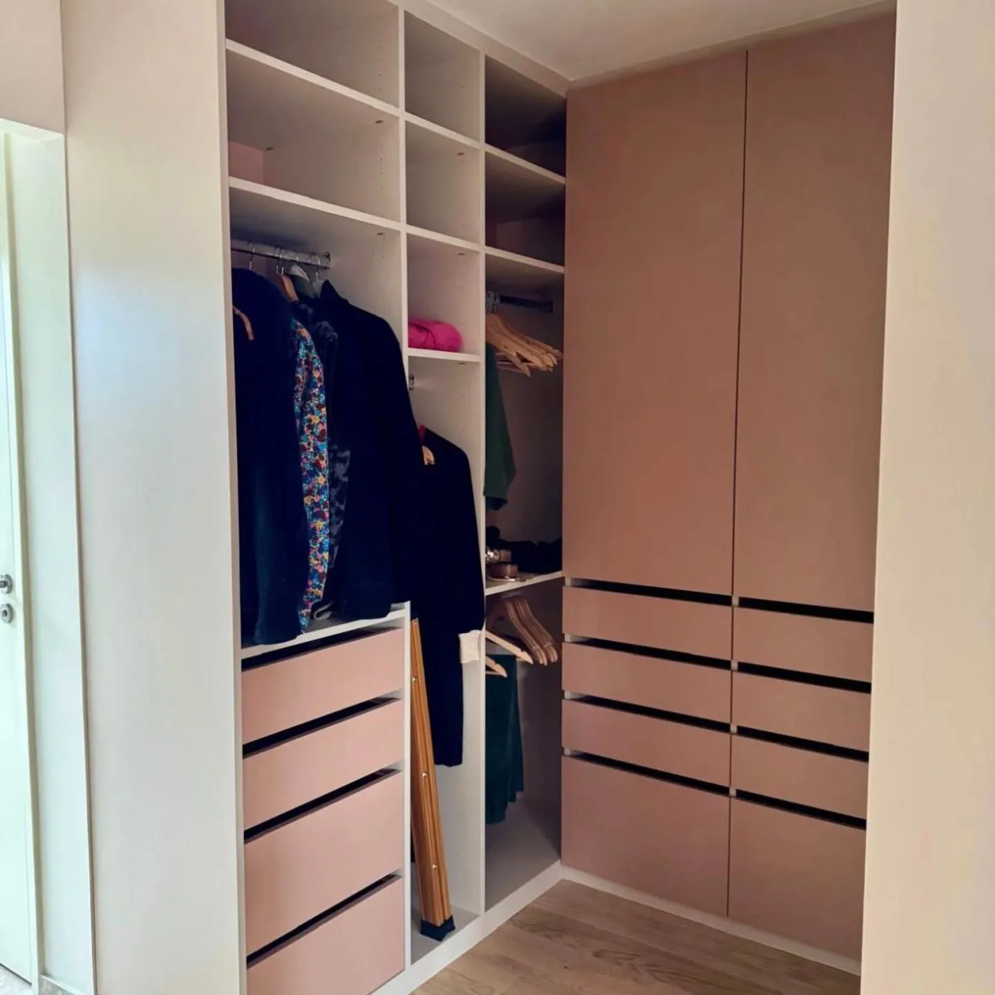 Un dressing avec des façades terracotta sublimant cette chambre à Prat.