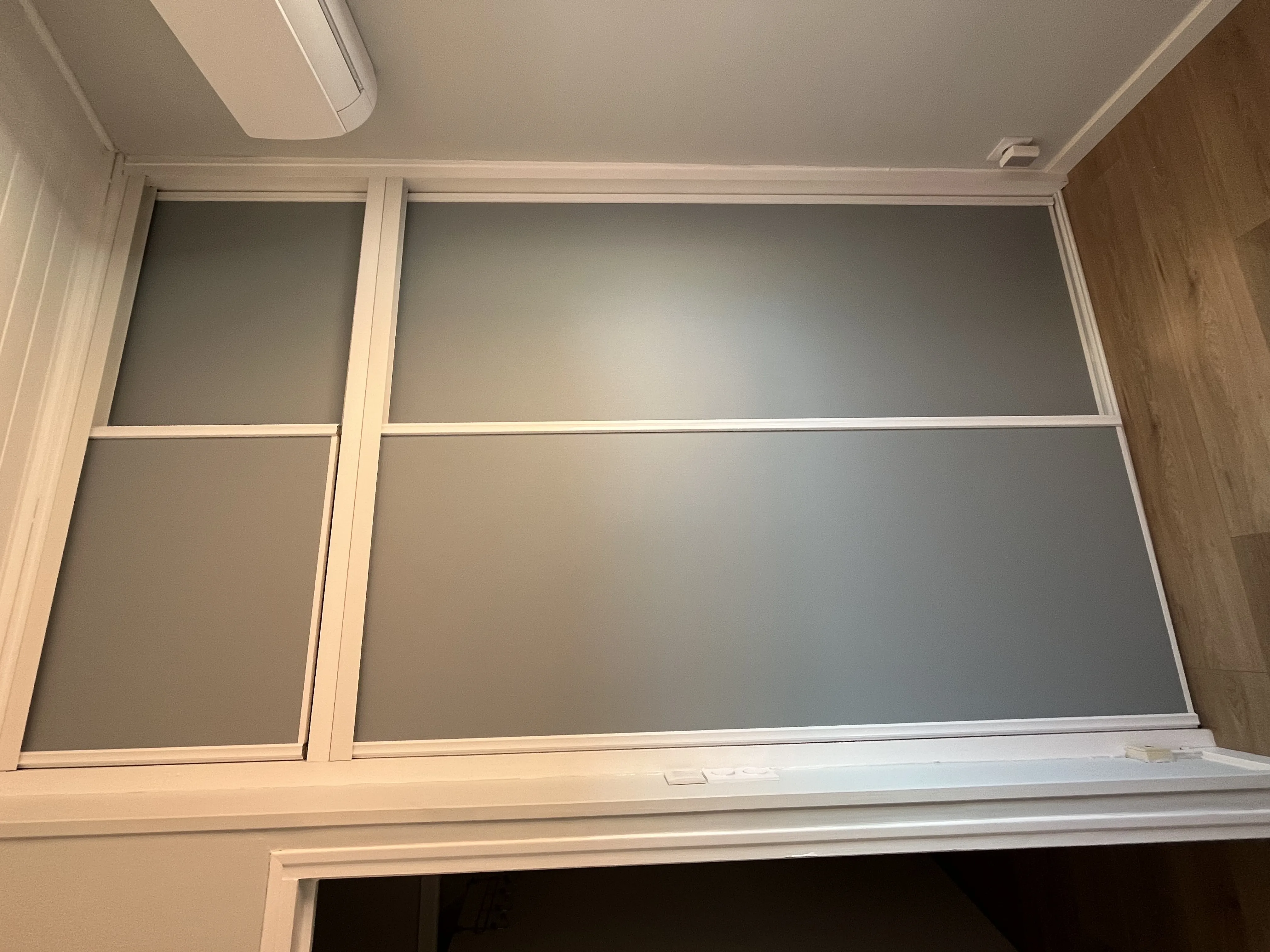 Placard avec portes coulissantes