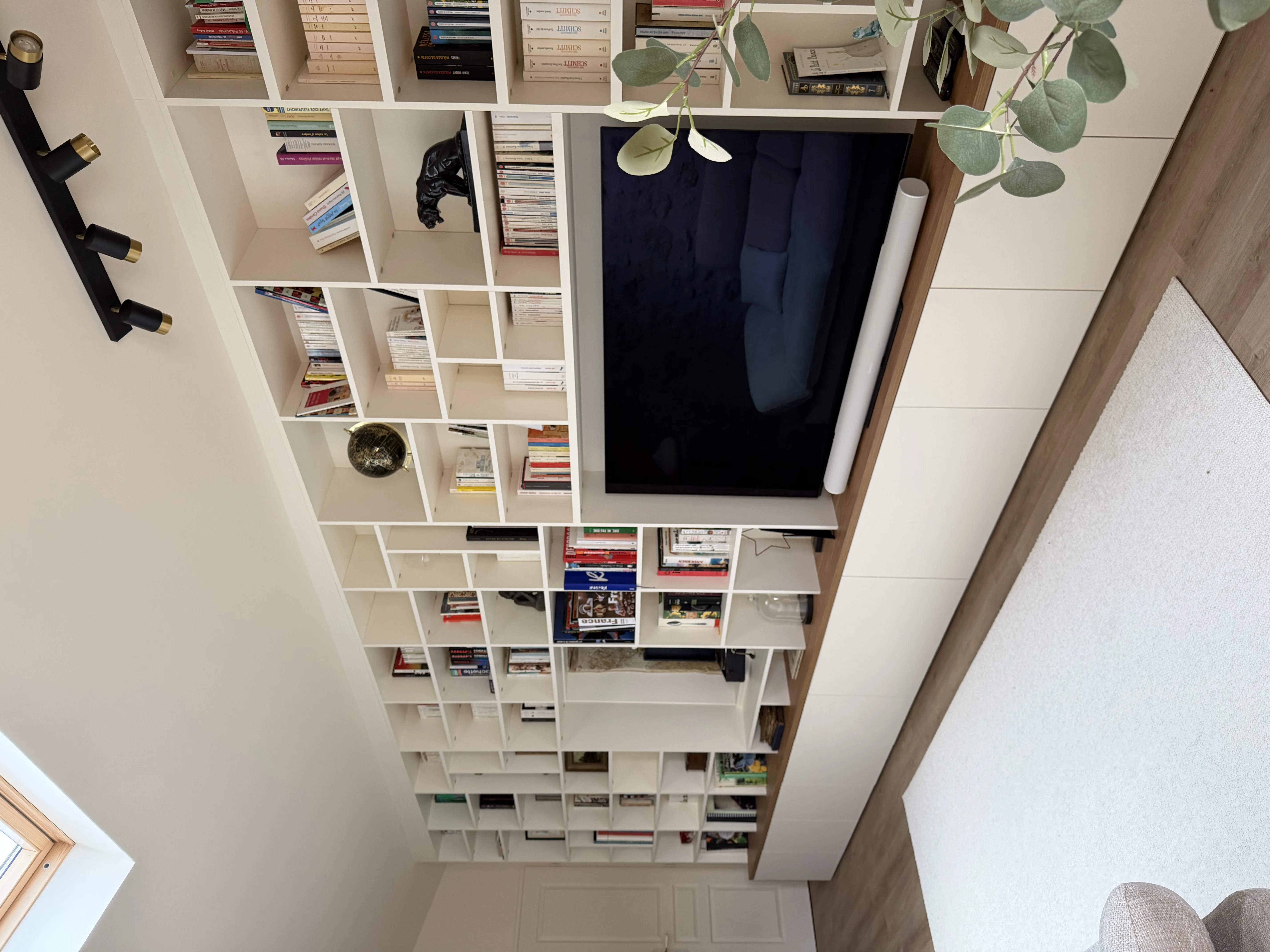 Bibliothèque sur-mesure dans une pièce cocon