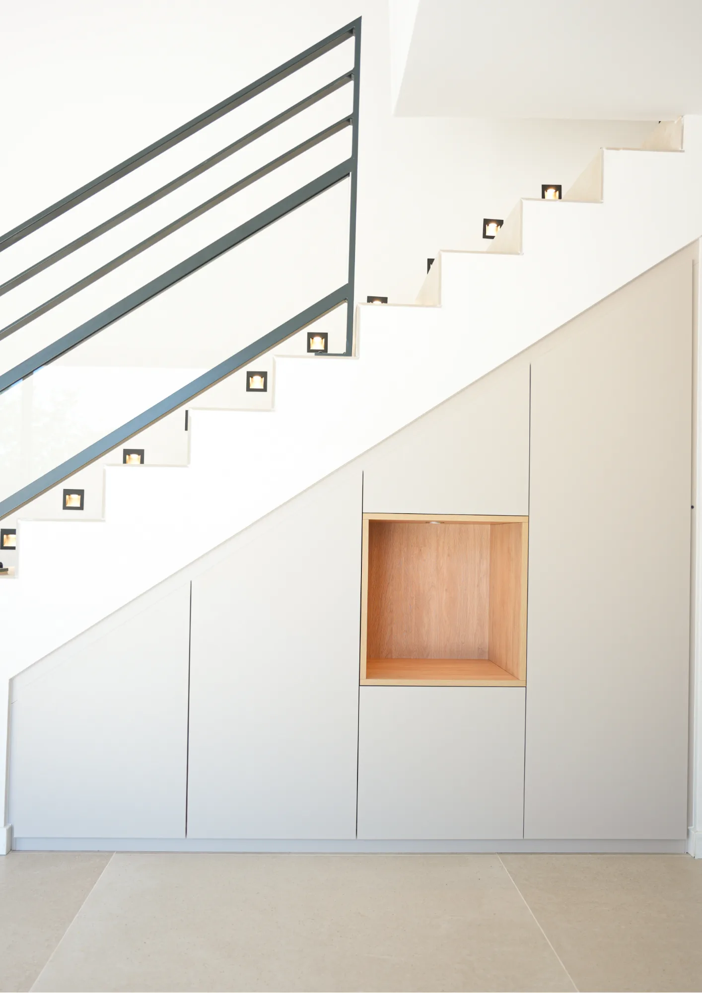 QUE FAIRE D’UN ESPACE SOUS ESCALIER POUR GAGNER EN RANGEMENT ?