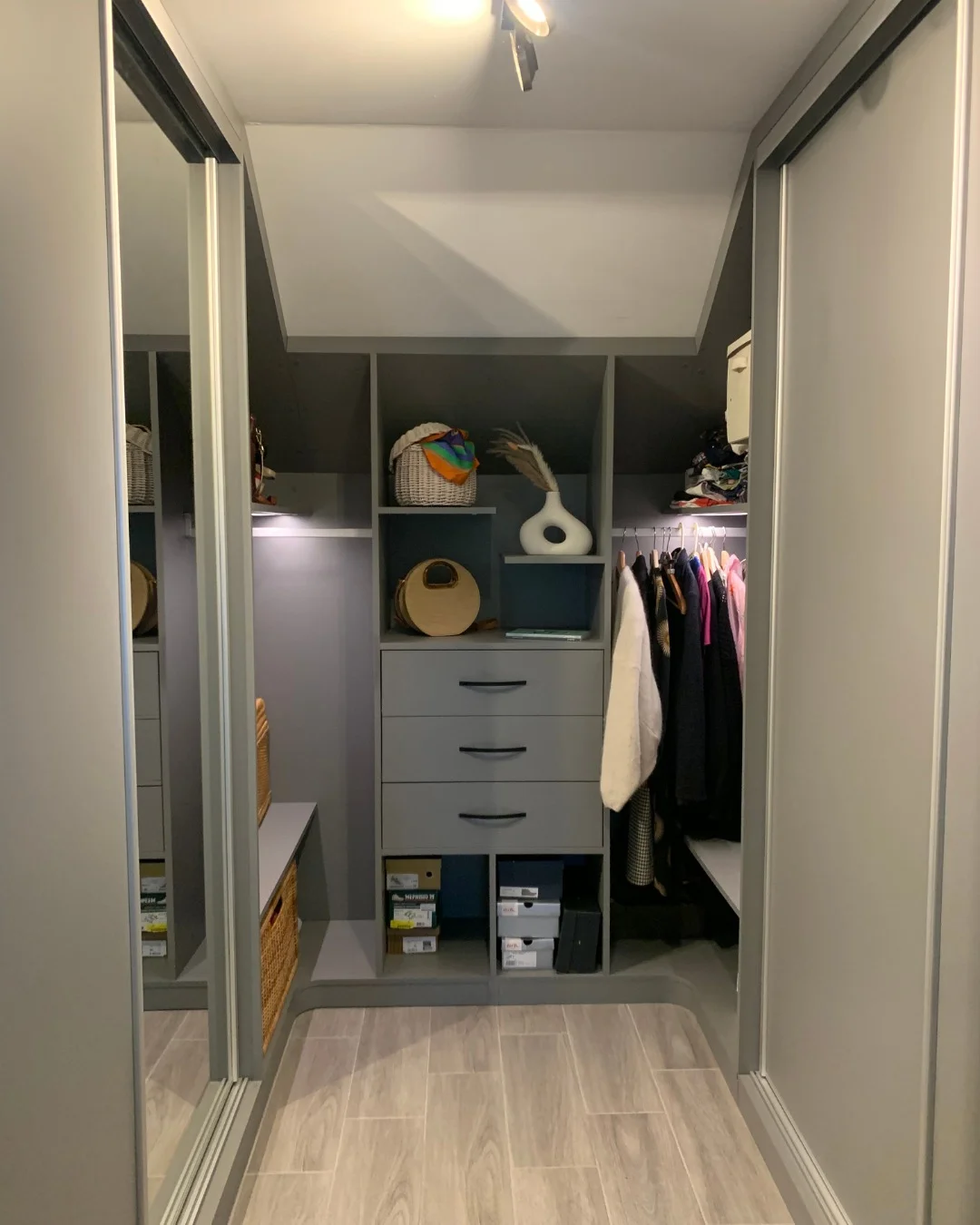 Dressing en U sur mesure et sous-pente, élégant et fonctionnel
