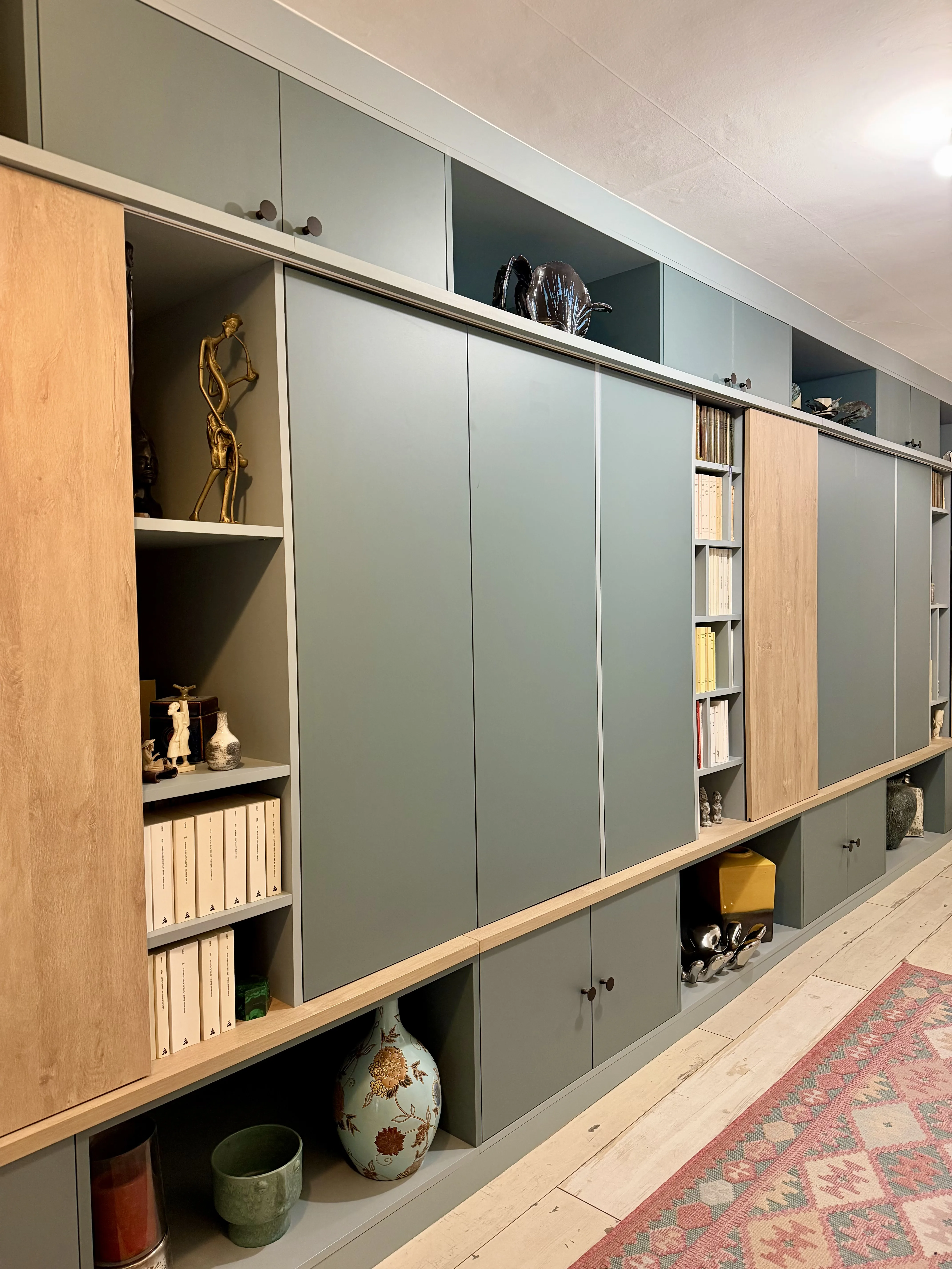 Quand le dressing devient bibliothèque… et inversement.