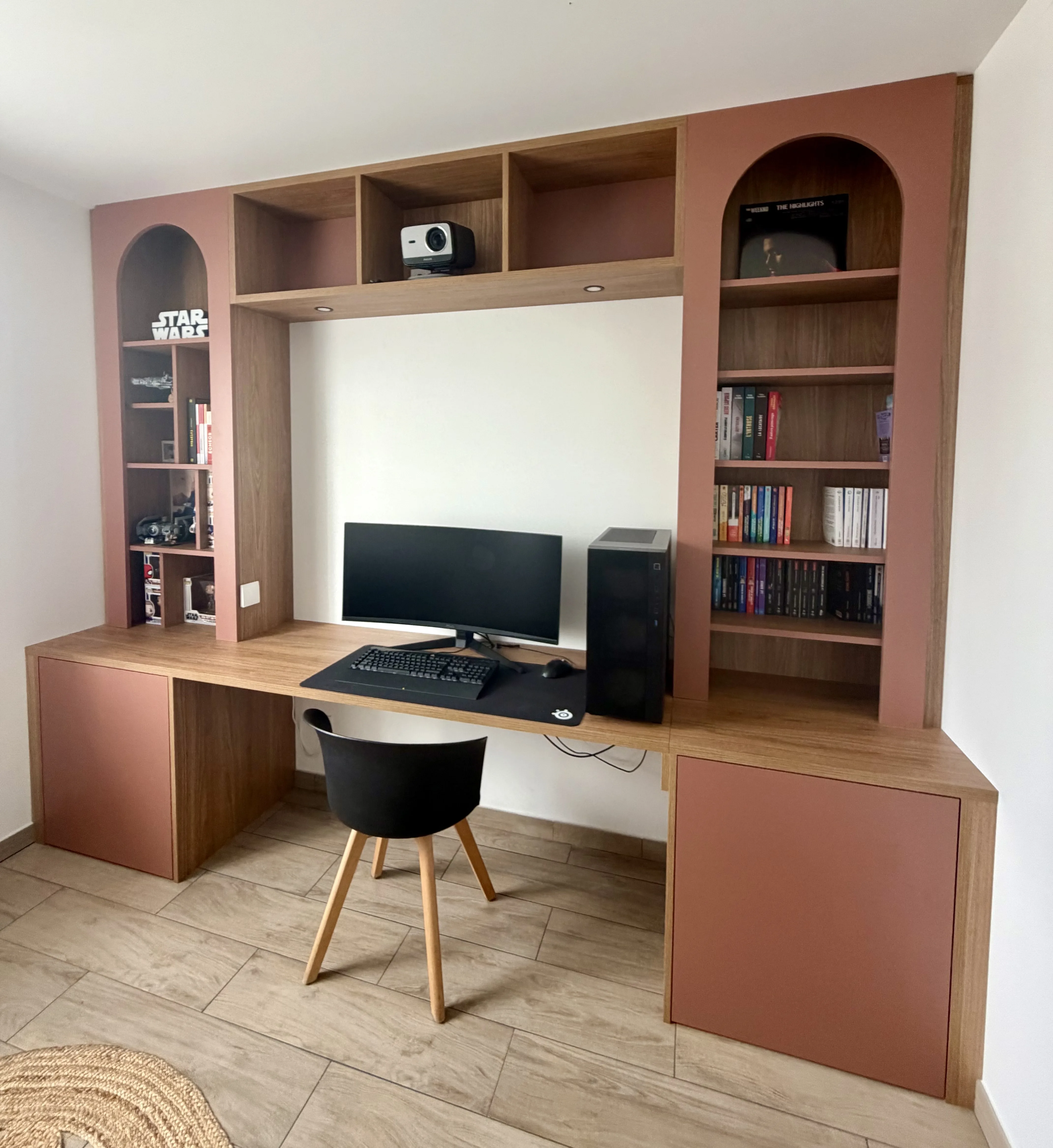 Bureau sur-mesure avec des arches
